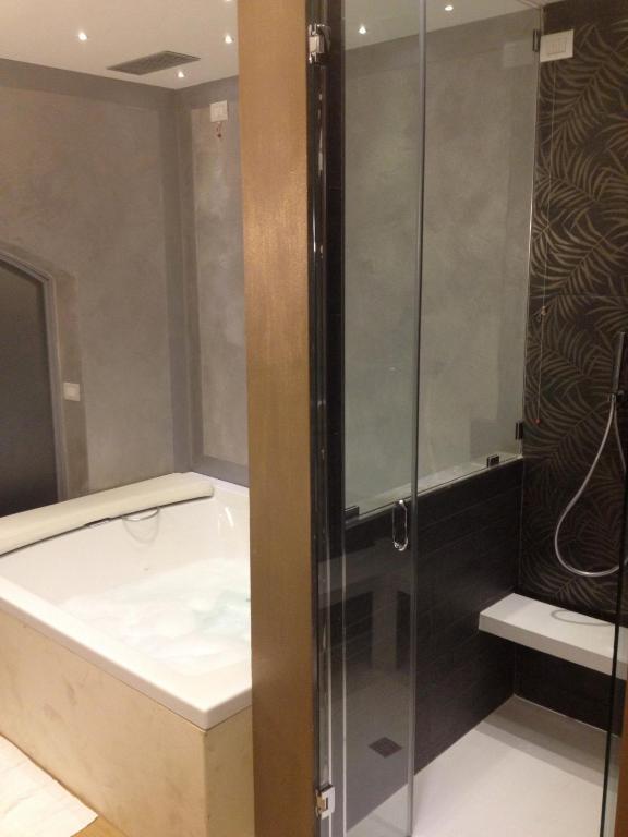 Suite Spa Bath,110345811:JPEG